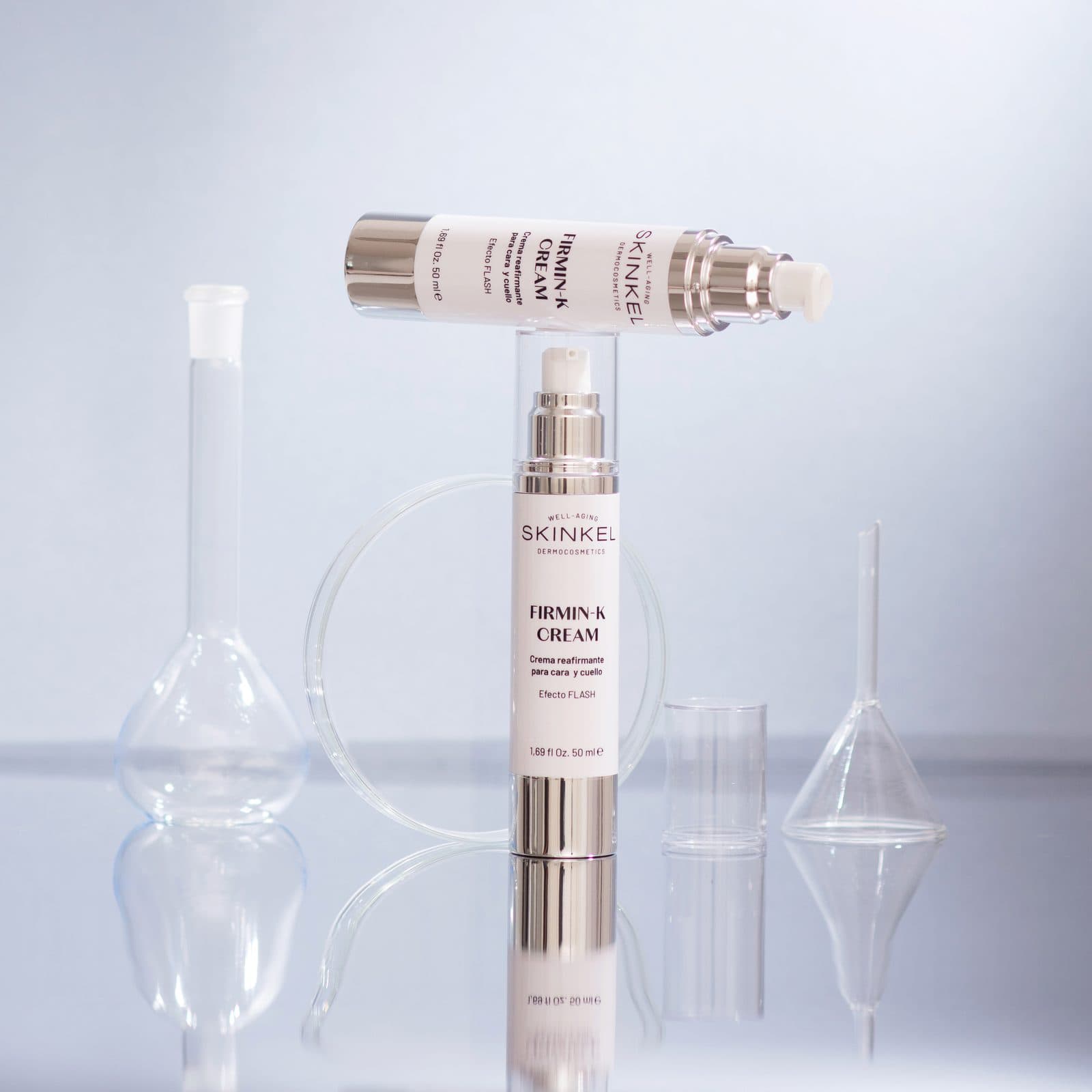 Envases de la línea SK Premium entre material de laboratorio de vidrio
